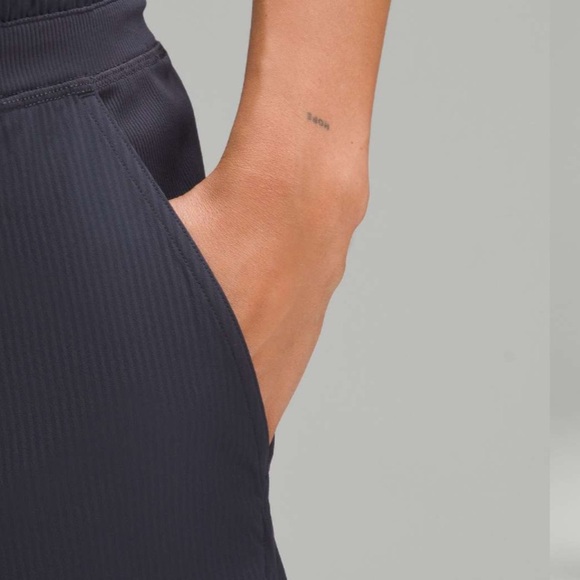 Lululemon Dance Studio Mid-Rise Cropped Pant Black Night Size 0 - Picture 4 of 11